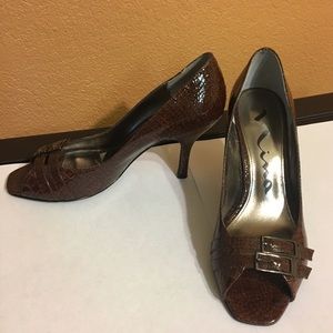 🎉 Nina brown snake print heels 💕